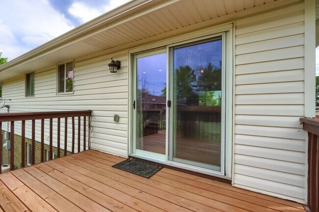 Building Photo - 4 BED 3 BATH HOUSE NEAR CREAK PARK!!!