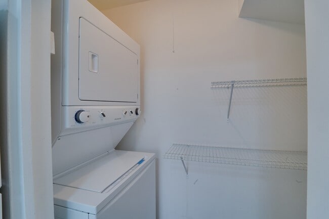 Building Photo - 1883 Jamestown Cir