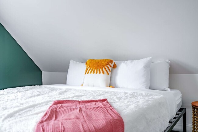 Building Photo - 98 Brickel St