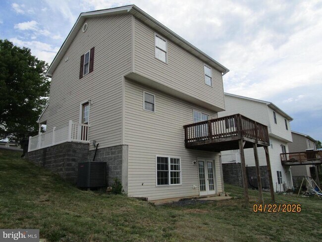 Building Photo - 540 Thompson St