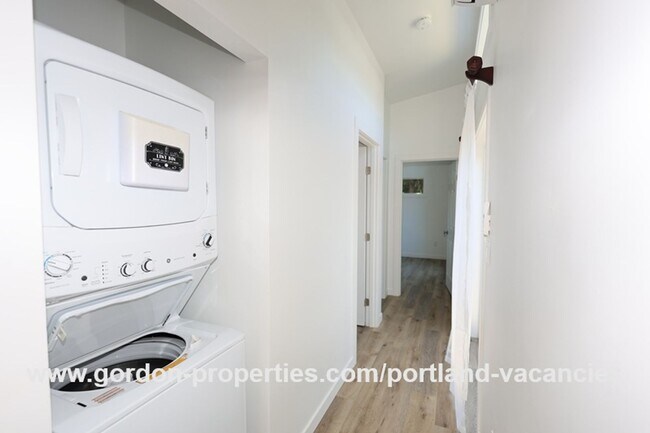 Building Photo - SE 88th Ave - 2 bedroom ADU close to the restaurants and shops along SE 92nd Ave and SE Foster Blvd