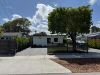 Building Photo - 344 SE 4th Ave