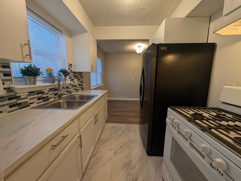 Building Photo - 799 Gates Ave