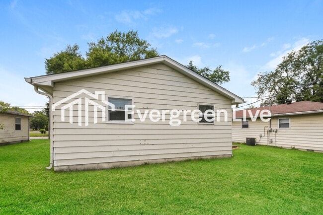 Building Photo - 4619 N Richardt Ave