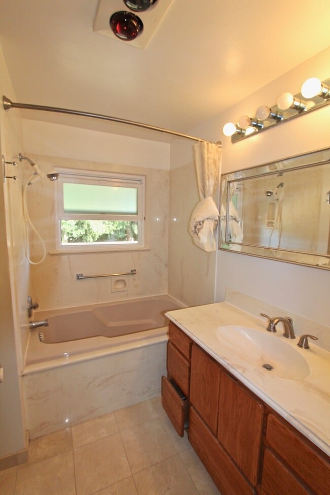 Building Photo - Spacious Wedgewood 3 bed/2 bath with fence...