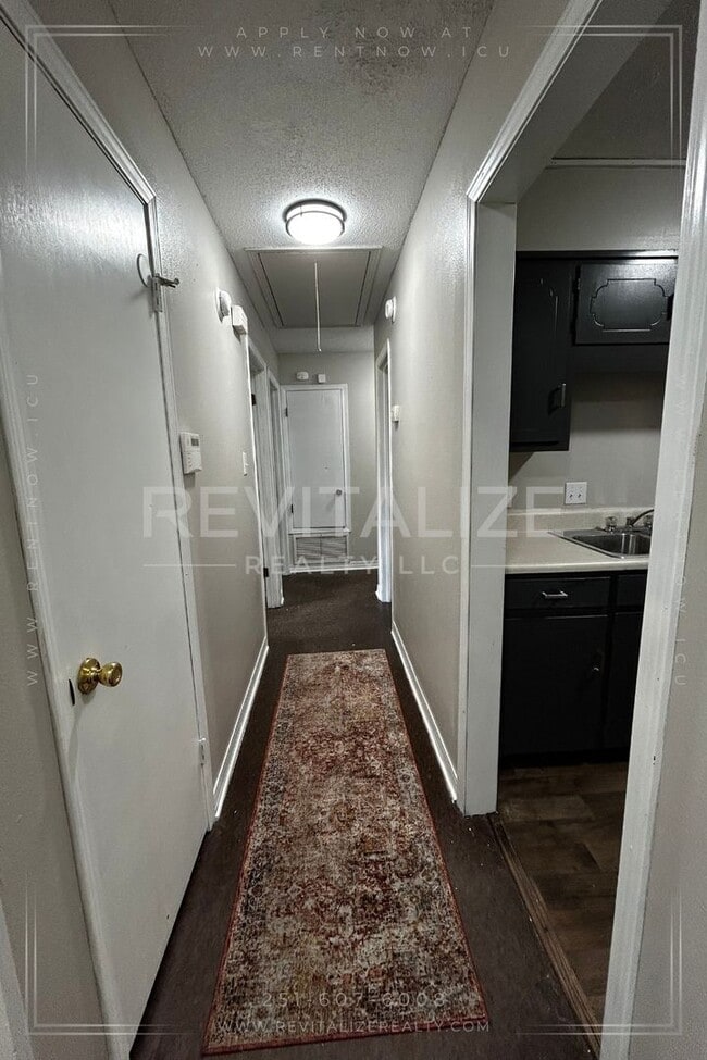 Building Photo - 3 Bed 2 Bath with Large Yard