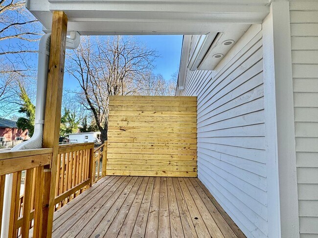 Building Photo - 218 College St