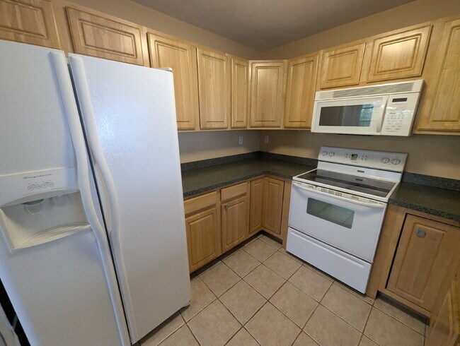 Building Photo - Immaculate End Unit in Desirable Weatherst...