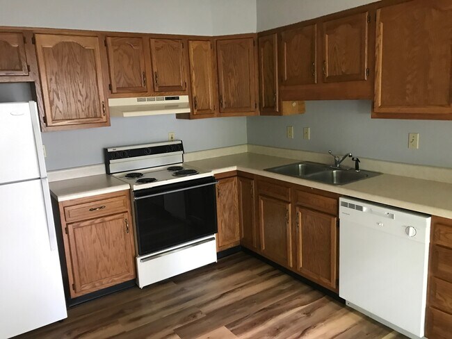 Building Photo - 601 S Park Square Dr