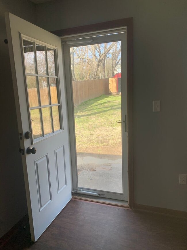 Building Photo - Charming 2-Bed with Bonus Space & Private ...