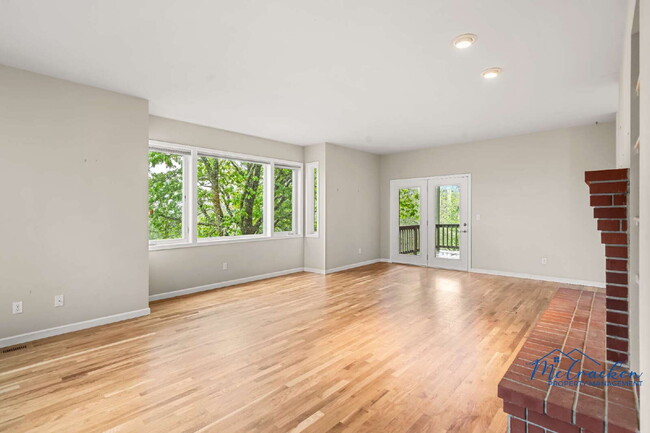 Building Photo - Stunning 3-Bedroom Home with Breathtaking ...