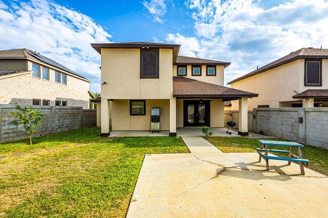 Building Photo - 5520 Stallion Ln