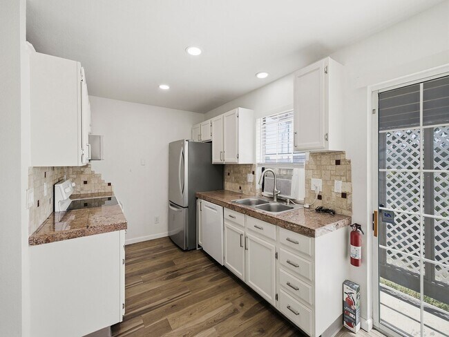 Building Photo - 2828 Silverplume Dr
