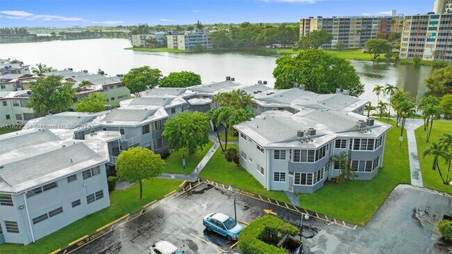 Building Photo - 1667 NE Miami Gardens Dr