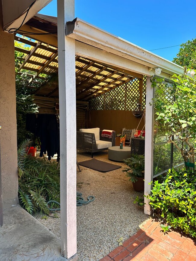 Building Photo - 3BD/1BA HUGE BACKYARD in Point Loma!