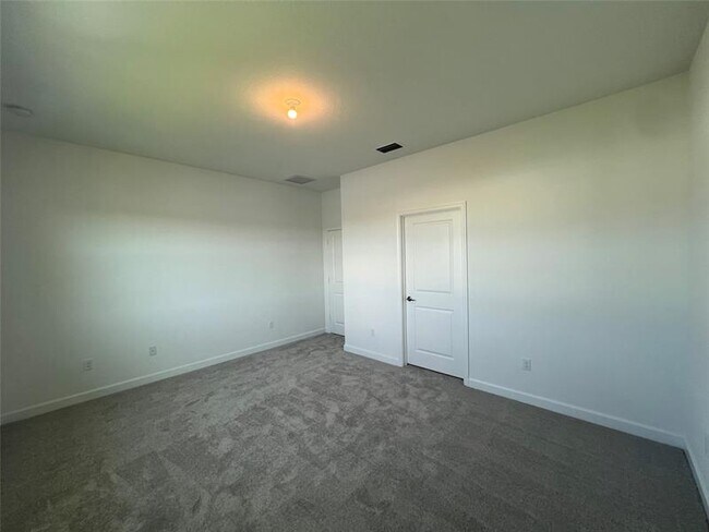 Building Photo - 655 SE Lk Fls St