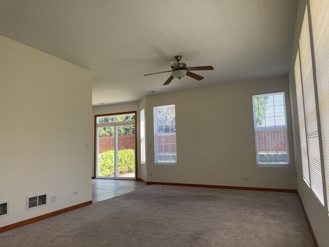 Building Photo - 2216 Evergreen Cir