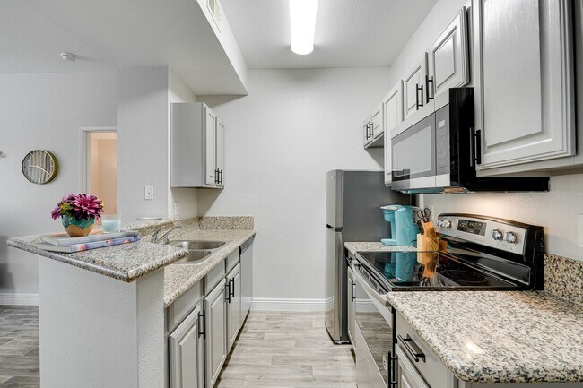 Building Photo - FURNISHED 2 BED 2 BATH NEAR LAS VEGAS STRI...