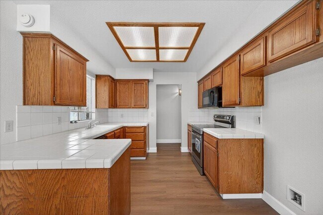 Building Photo - Nicely Remodeled North Fresno 3/2
