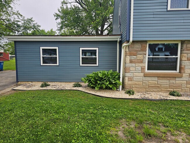 Building Photo - 1000 Timpe Rd