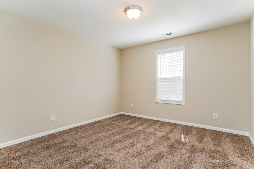 Building Photo - 610 Crosstie St
