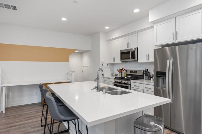 Building Photo - Lake Forest Modern Living
