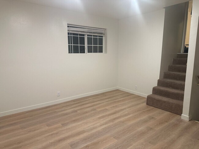 Building Photo - Spacious and recently updated, this 6-bedroom, 3-bathroom home in Ammon