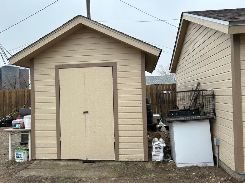 Storage shed - 1524 3rd Ave