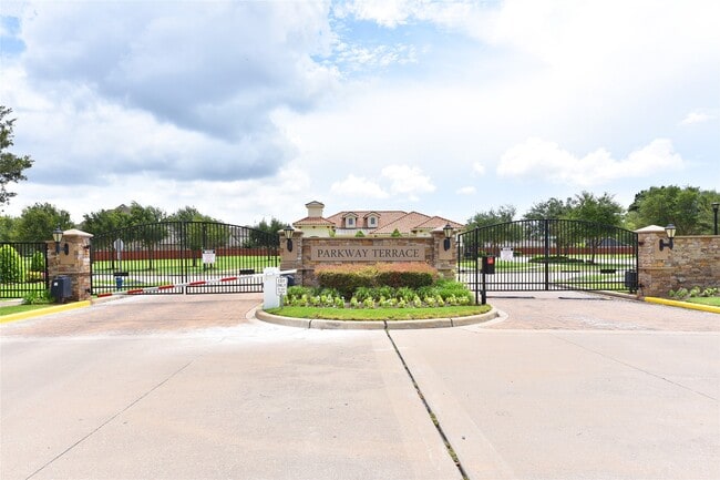 Building Photo - 13117 Stoneleigh Terrace Dr