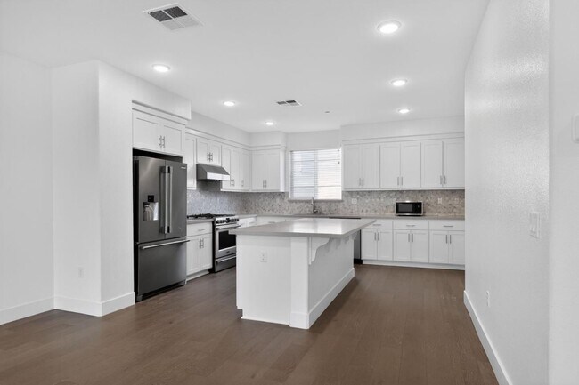 Building Photo - 392 Line St