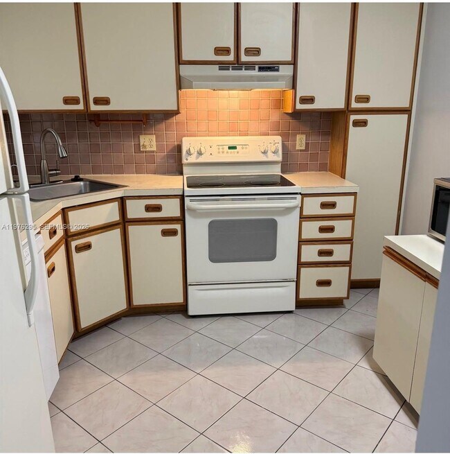 Building Photo - 2590 Carambola Cir N