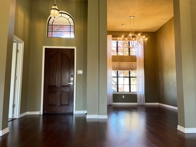 Building Photo - 3 Bed 2 Bath House Right down the road from Northridge Middle School.