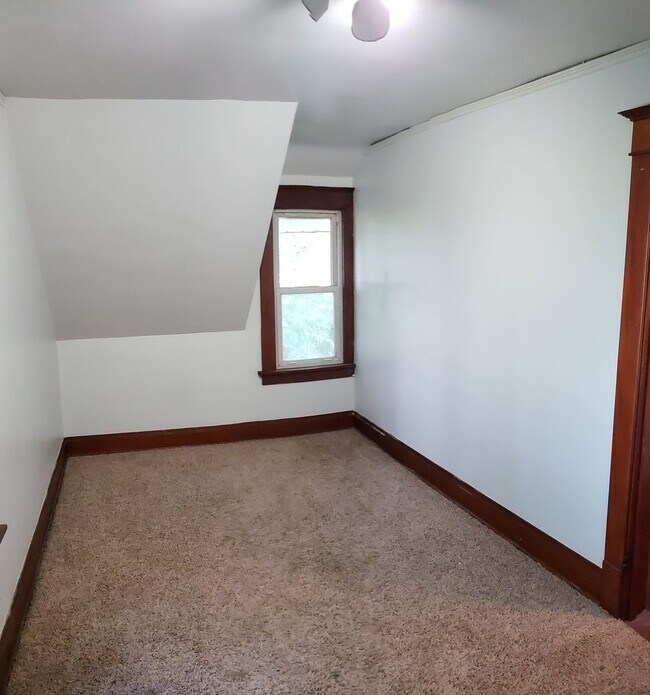 Building Photo - 3 bedroom 1 bath house
