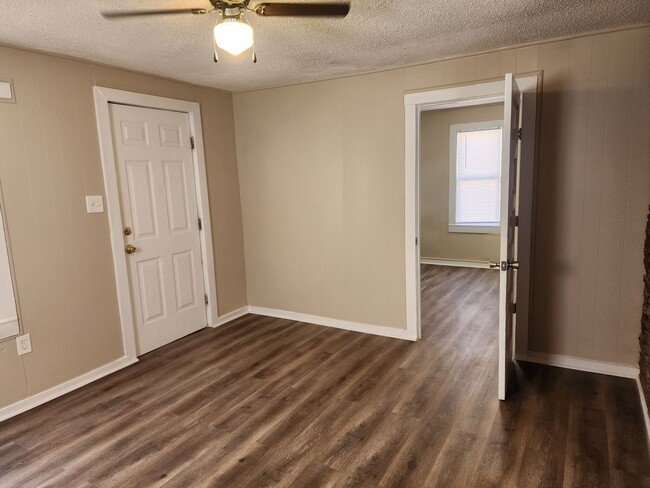 Building Photo - 213 W 9th St