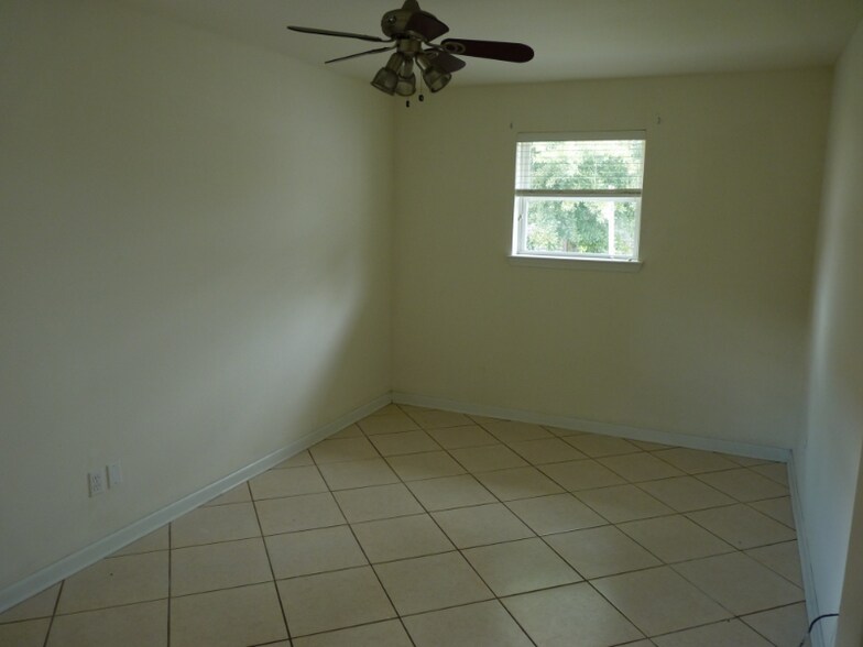 Building Photo - 8506 Valor Dr