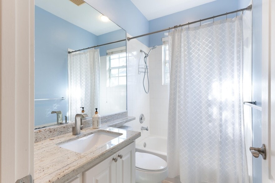 Building Photo - 340 Jacaranda Dr