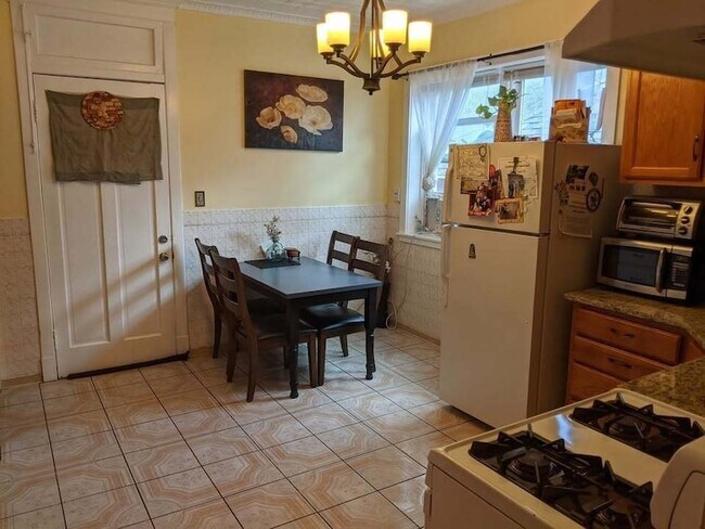 Building Photo - 2131 N Lorel Ave