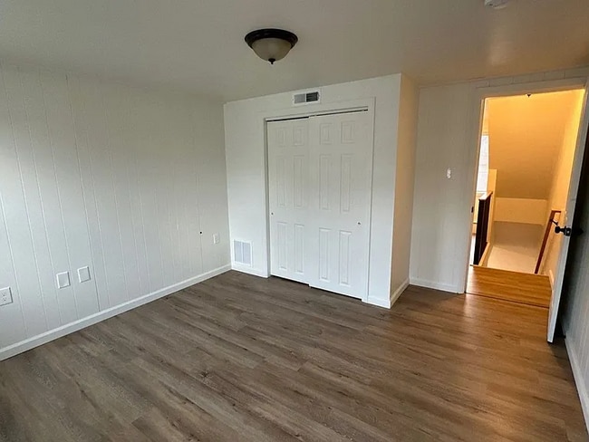 Building Photo - this beautifully updated three-bedroom, one-and-a-half-bath home in Columbia