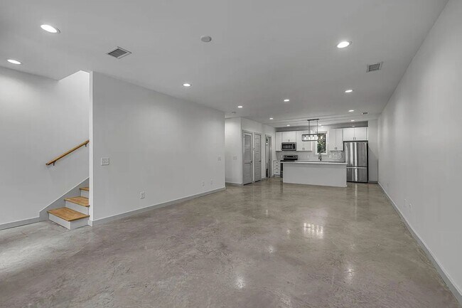 Building Photo - Great condo in East Nashville off Gallatin...