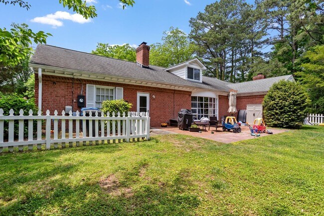 Building Photo - Beautiful brick home on a 1-acre lakefront...