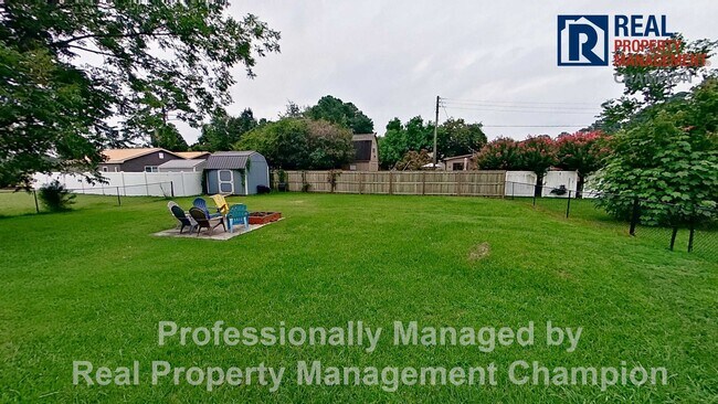 Building Photo - Furnished and Updated 4 BD/2.5 BA Home wit...