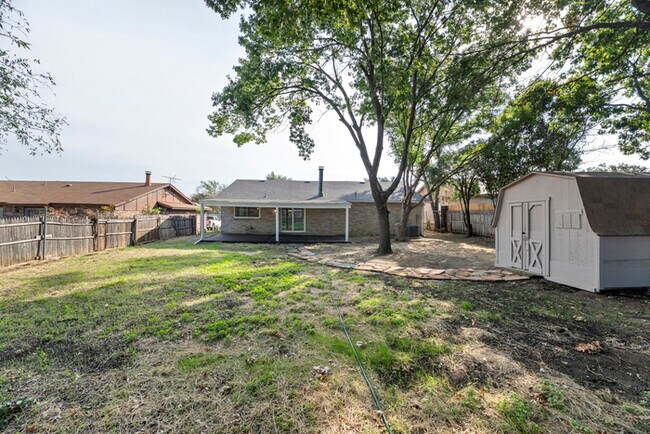 Building Photo - 6816 Westglen Dr