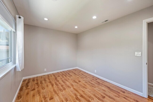 Building Photo - 3661 Slopeview Dr