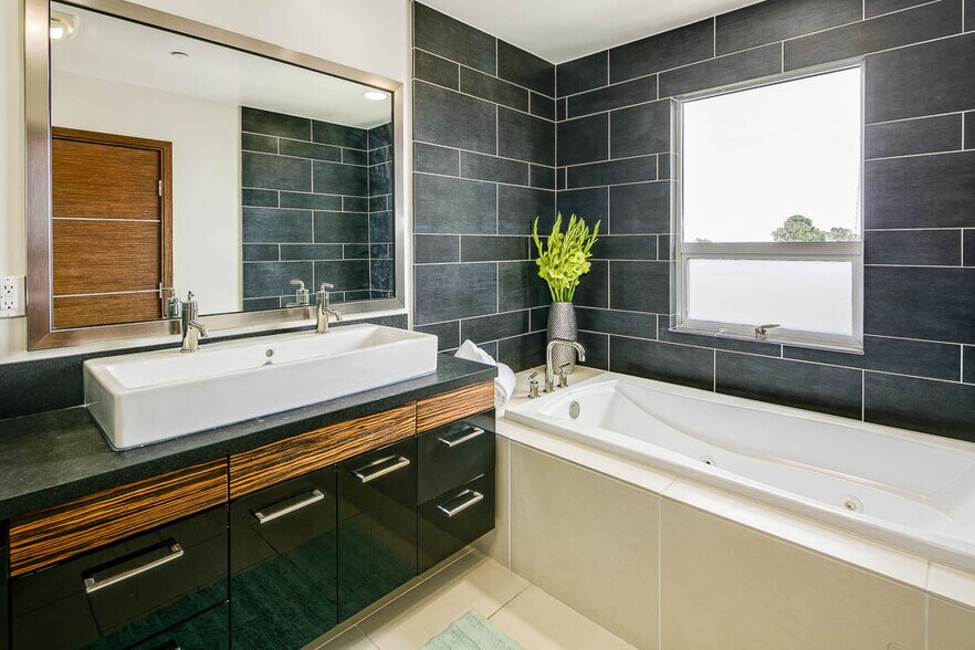 Building Photo - 257 S Hudson Ave