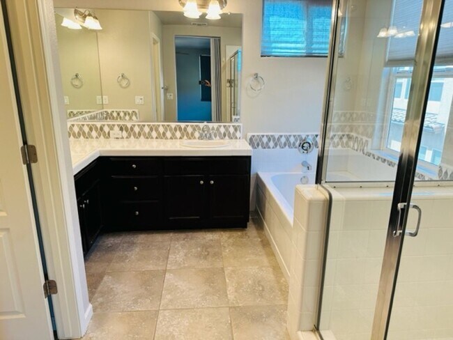 Building Photo - $2,295 Fowler & Belmont, 3 Bed - E. Peruna Way, Fresno - Gated Community & Pool