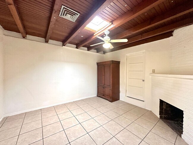 Building Photo - RogerRd237-243