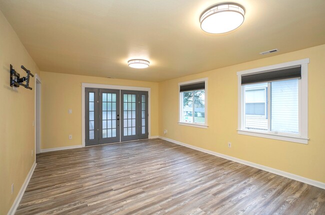 Building Photo - Convenience Meets Charm in this 3 Bedroom ...