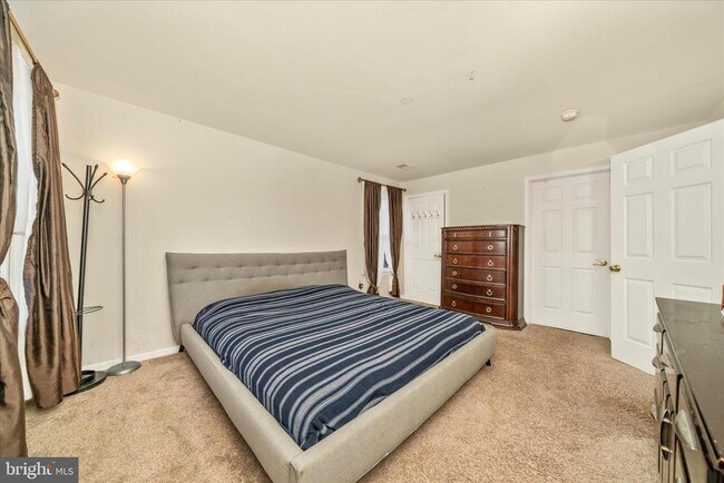 Building Photo - 6520 Lake Park Dr