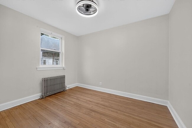 Building Photo - Large 4BR Row House with Basement