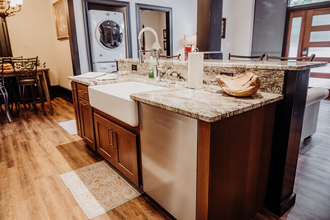 Building Photo - 275 S Limestone